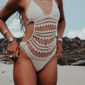 bikini une pièce hamaji coconut vue de face fond plage